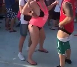 Safada do carnaval chupando rola no meio do bloco sem pudor