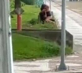 Safada exibe ousadia na rua quicando com tesão no pau grande