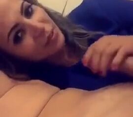Safadinha se entrega na piroca do macho enquanto grava vídeo caseiro quente