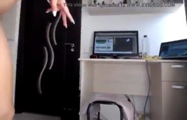 Suellen amadora exibe bunda enorme e senta forte no consolo até gozar