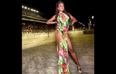 Thelma gostosa sambando nua e mostrando os peitos na festa