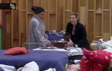 Valentina Francavilla exibe peitos na cena quente da fazenda