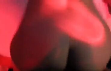Aline casadinha levando rola no cu enquanto o corno assiste