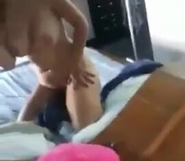 Amadora safada peladinha se exibindo toda para o ficante no vídeo vazado