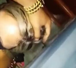 Bianca esposa safada fazendo boquete duplo de olhos vendados no motel