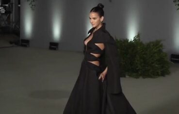 Bruna Marquezine nua exibindo peitos firmes em evento sensual