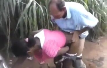 Cara levou ninfetinha pro mato e comeu ela com vontade até gozar