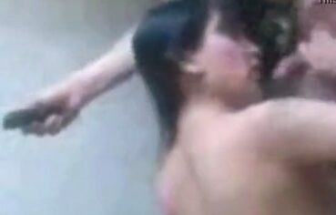 Carolzinha ninfeta metendo com dois amigos em dupla penetração