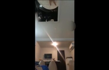 Casada fogosa dando o rabo para o amante tatuado no motel Sevilha