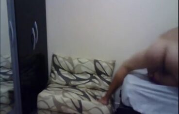 Casada safada filmando putaria caseira com o marido no sofá até gozar gostoso