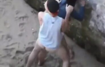 Casal jovem fudendo gostoso na praia de abricó com o mar batendo