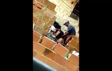 Casal safado filmado transando no quintal da favela do RJ
