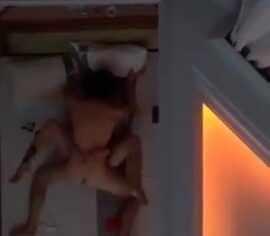 Casal safado filmando putaria no motel com celular no espelho do teto