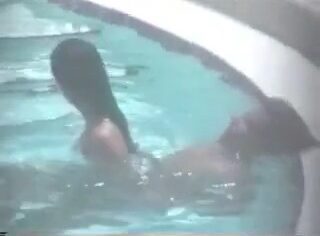 Casal safado fodendo na piscina do hotel com todo mundo vendo
