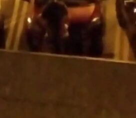 Casal safado fodendo no estacionamento com vizinhos espiando