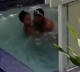 Casal safado fudendo na jacuzzi do motel e gemendo alto