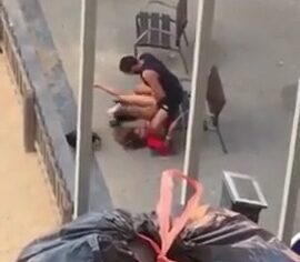 Casal safado fudendo na praça em pleno dia e flagrado gemendo alto