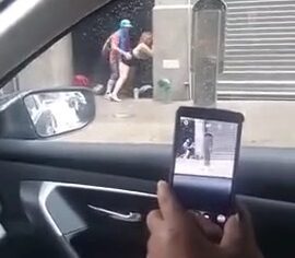 Casal safado fudendo no meio da rua enquanto todos assistem chocados