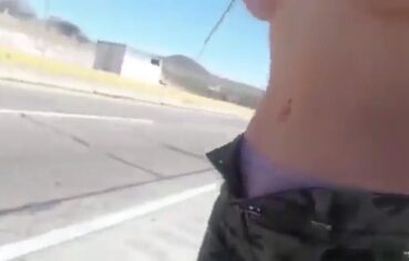 Chilena gostosa fudendo com tesão no carro e gemendo alto na estrada