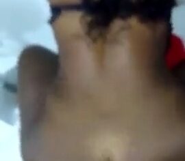 Daiana negra rabuda empinada na cadeira levando rola forte enquanto filmam