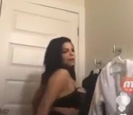 Day McCarthy rebolando gostoso na live com peitões siliconados