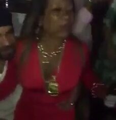 Delegada safada sentando gostoso no colo do ex-jogador na boate
