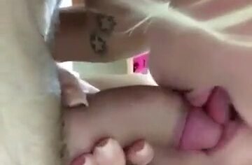 Dupla de novinhas de bh chupando gostoso e se beijando com tesão