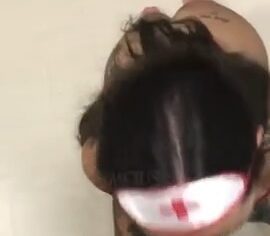 Enfermeira safada mamando gostoso a rola do amigo até engolir