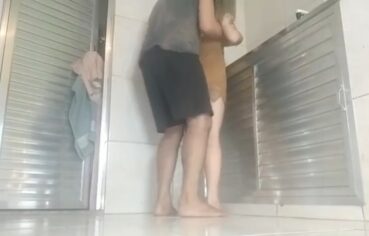 Enteada ninfeta gemendo na cozinha enquanto leva rola no cuzinho