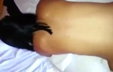 Esposa safada dando o cu com gemidos altos e gozando gostoso