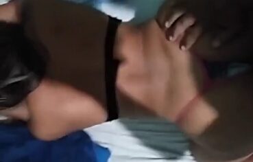Esposa tarada rebolando gostoso de quatro para o maridão em vídeo caseiro