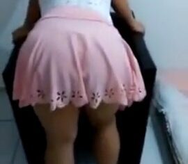Esposinha magrinha de calcinha empinando o rabo e dando o cu no quarto