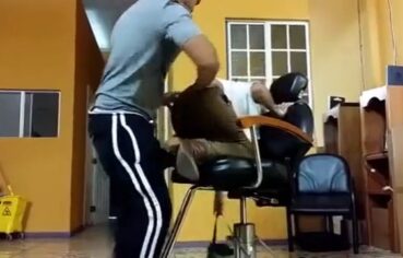 Faxineira gostosa de quatro na cadeira de corte levando rola grossa até gozar dentro