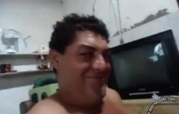 Gata gostosa socando forte no fundo da Fiorino até gemer alto