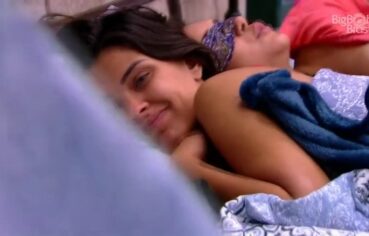 Gizelly Bicalho mostrando os peitos enquanto relaxa na cama do BBB20