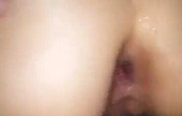 Gostosa empinando o rabo e ajudando o macho a enfiar forte no cuzinho