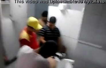 Gostosa fogosa dando o cu no banheiro do posto de gasolina