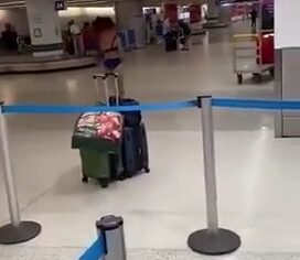 Gostosa pelada no aeroporto flagrada e levada pela polícia