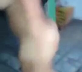 Gostosa safada segurando arma e mostrando o corpo pelado para os policiais