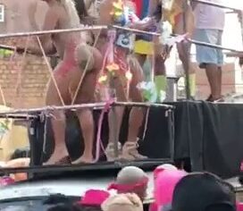 Gostosas pintadas rebolando sem calcinha no trio elétrico do Carnaval