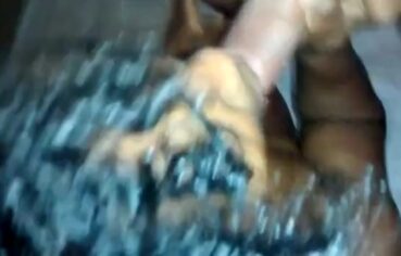 Janete pretinha chupando com vontade e lambuzando o pau de saliva