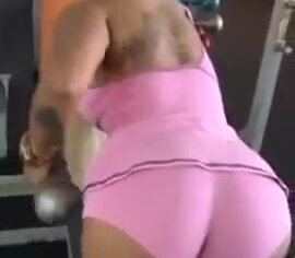 Juju ferrari exibindo o rabão na academia enquanto malha de roupa safada