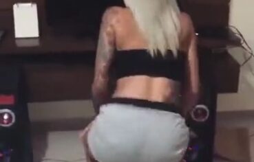 Karlla Alencar loirinha carioca rebolando gostoso de calcinha e amiga filmando a safada