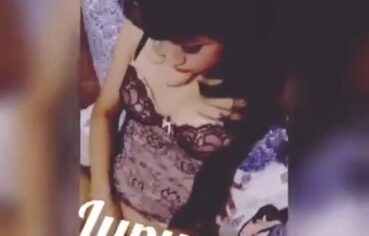Liny novinha dando um boquete molhado e gemendo enquanto mama com tesão