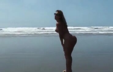 Loira espetacular se exibindo peladinha na praia de Santos