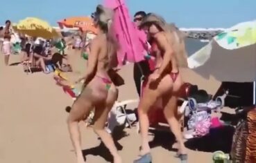 Loira gostosa se exibindo nua e rebolando no espelho com o corpo perfeito