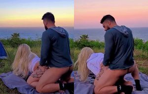 Loira gostosa transando com amigo no acampamento com vista para o mar