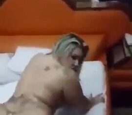 Loira rabuda de quatro sendo fodida com gosto por cliente safado