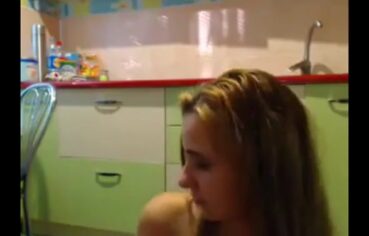 Loira rabuda empinando e gemendo enquanto leva rola forte por trás