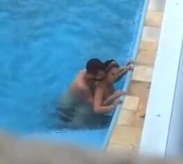 Loira safada dando a buceta na piscina do hotel e sendo filmada por hóspede